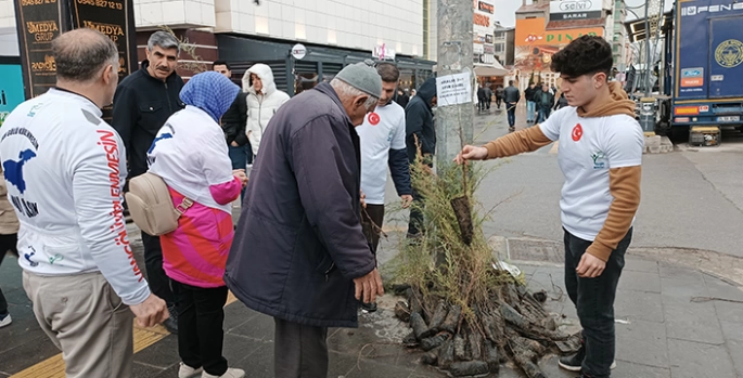 Bitlis'te selvi ve badem fidanları dağıtıldı