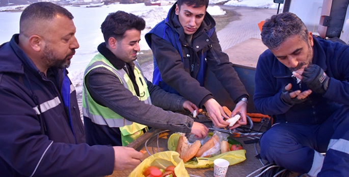 Bitlis'te VEDAŞ ekipleri, kesintisiz enerji için sahada iftar yapıyor