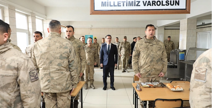 Bitlis Valisi Karakaya, askerlerle yemekte buluştu