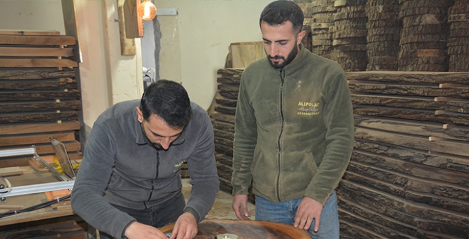 Bitlisli kardeşler, ceviz ağacını sanat eserine dönüştürüyor