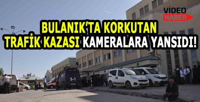 Bulanık’ta korkutan kaza kameralara yansıdı! Zırhlı araç ve kamyonet çarpıştı