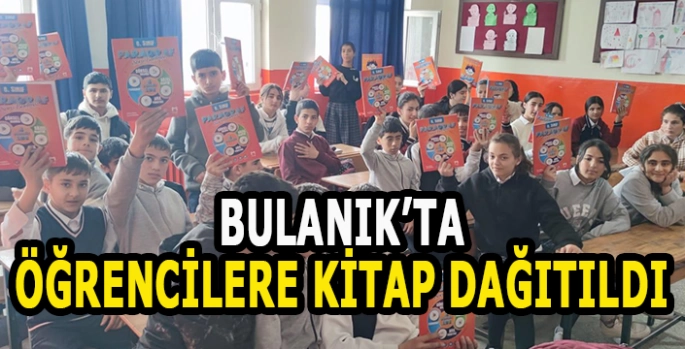 Bulanık'ta öğrencilere kitap dağıtıldı