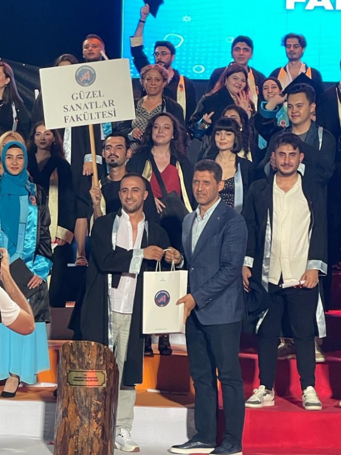 Burak Özden, Güzel sanatlar fakültesini birincilikle bitirdi: Yüksek onur belgesi aldı