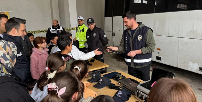 Çaldıran'da öğrencilerden polislere ziyaret