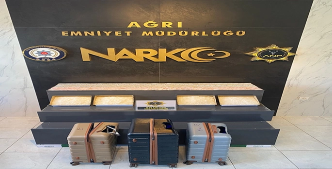 Çantalarında 8 kilo 150 gram uyuşturucu ele geçirilen 3 İranlı gözaltına alındı