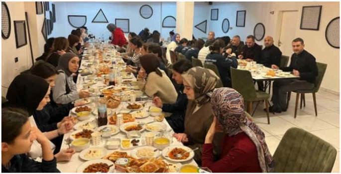 Çenberlitaş Börekçisi öğrencilerin ve sporcuların yanında: Muş Vakfında anlamlı iftar!