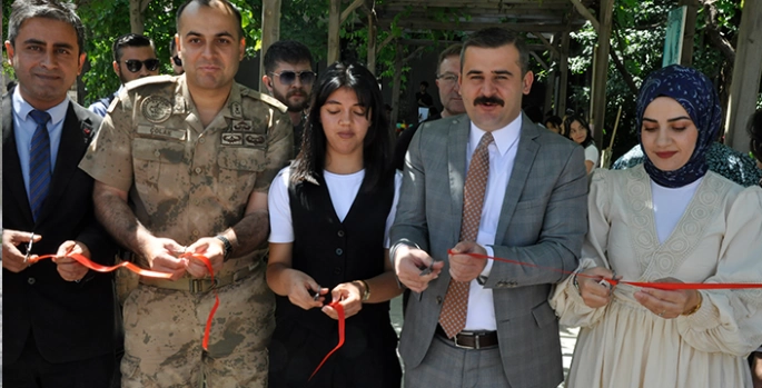 Çukurca'da resim sergisi düzenlendi