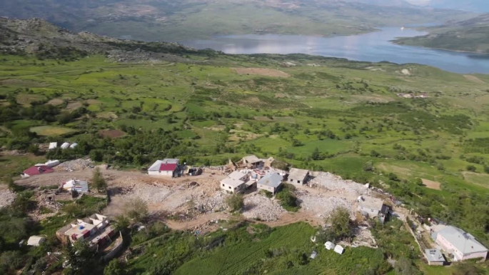 Depremde tamamına yakını yıkılan köyü yeni yerinde hayırseverler inşa edecek