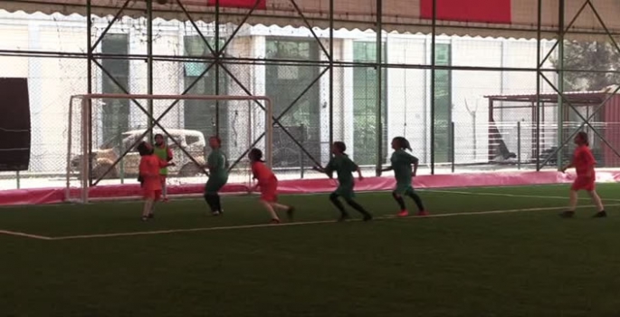 Depremzede kız çocukları arasında düzenlenen futbol turnuvası başladı