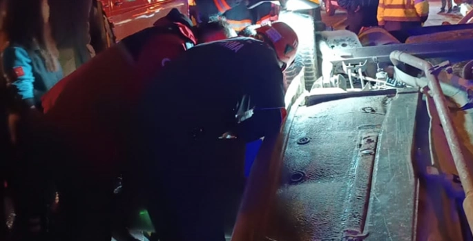Devrilen otomobildeki sürücü öldü, bir kişi yaralandı