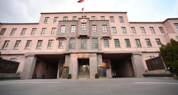 Disiplin kurallarına uymayan 5 teğmen ve 3 amir TSK'dan ihraç edildi