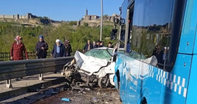 Diyarbakır'da otobüsle otomobil çarpıştı: 1 ölü, 4 yaralı