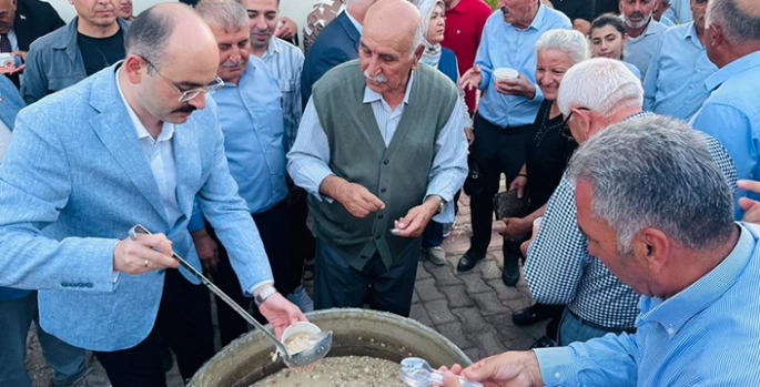 Doğanşehir'de imece usulüyle pişirilen aşure vatandaşlara dağıtıldı