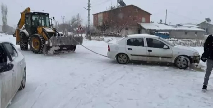 Doğanşehir'de karla mücadele devam ediyor