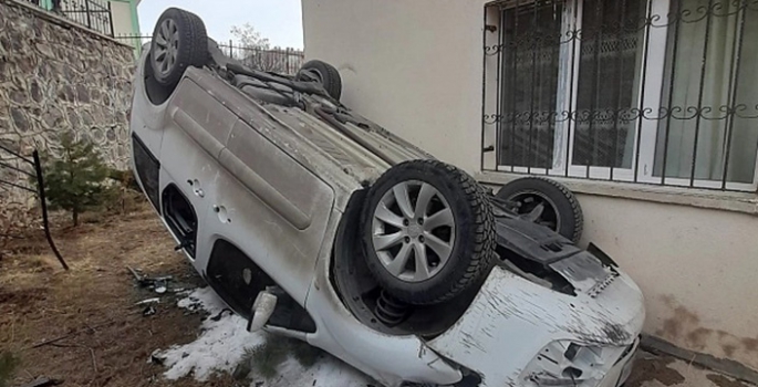 El freni çekilmeyen araç bahçe duvarından uçtu
