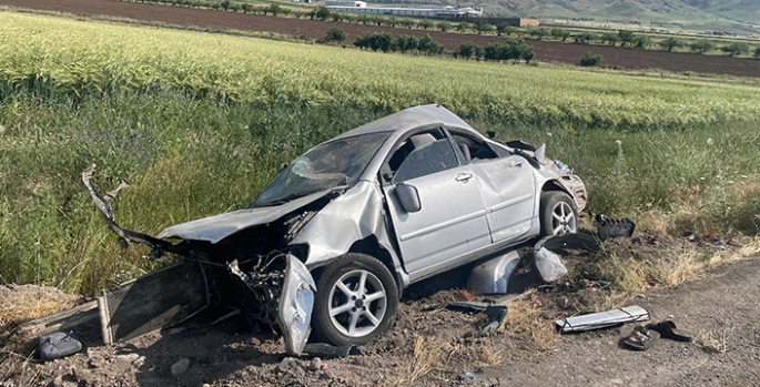 Elazığ'da devrilen otomobildeki 4 kişi yaralandı