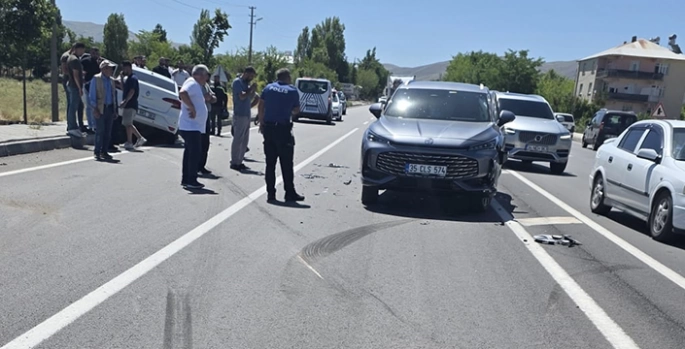 Elazığ'da iki aracın çarpıştığı kazada 3 kişi yaralandı