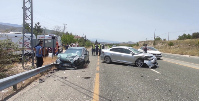 Elazığ'da iki otomobilin çarpıştığı kazada 5 kişi yaralandı