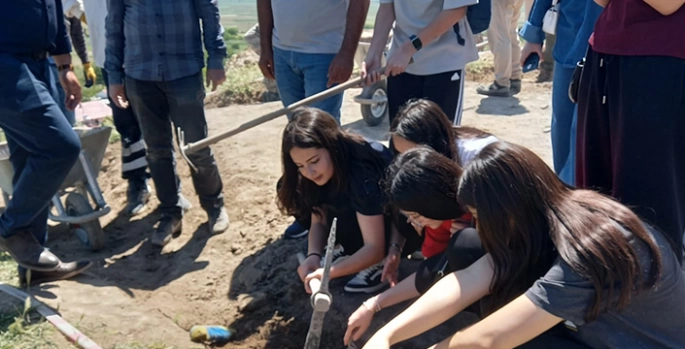 Elazığ’da öğrenciler Tadım Höyüğü ve Kalesi'nde arkeolojik kazı deneyimi yaşadı