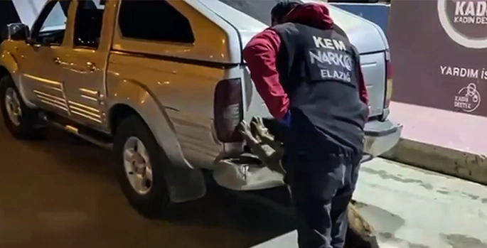 Elazığ'da pikabın bagaj kapağına gizlenmiş 5 kilogram uyuşturucu ele geçirildi