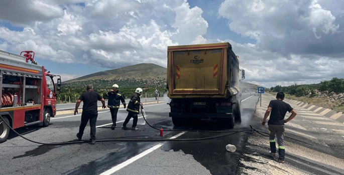 Elazığ'da seyir halindeki kamyonda çıkan yangın söndürüldü