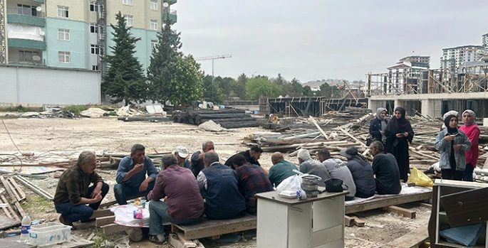 Elazığ'da üniversite öğrencilerinden 1 Mayıs dolayısıyla inşaat işçilerine yemek ikramı