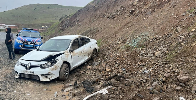 Elazığ'da yamaca çarpan otomobilin sürücüsü yaralandı