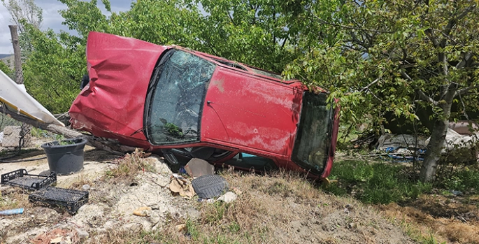 Erzincan'da bahçeye devrilen otomobilin sürücüsü ağır yaralandı