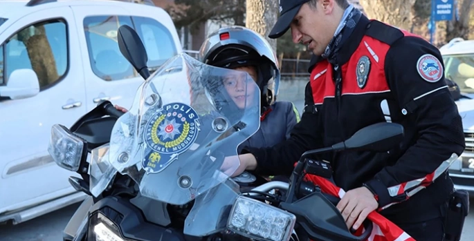 Erzincan'da çocuğun yunus polisleriyle tanışma hayalini Vali gerçekleştirdi