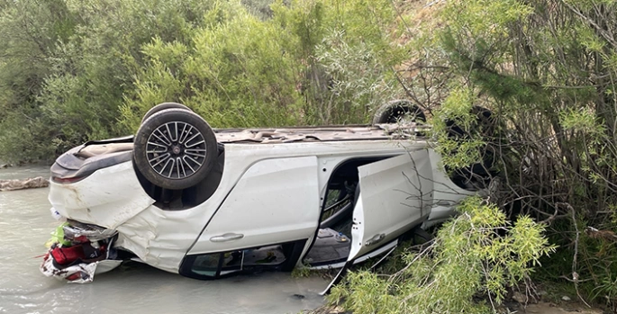 Erzincan’da dereye devrilen otomobildeki 4 kişi yaralandı