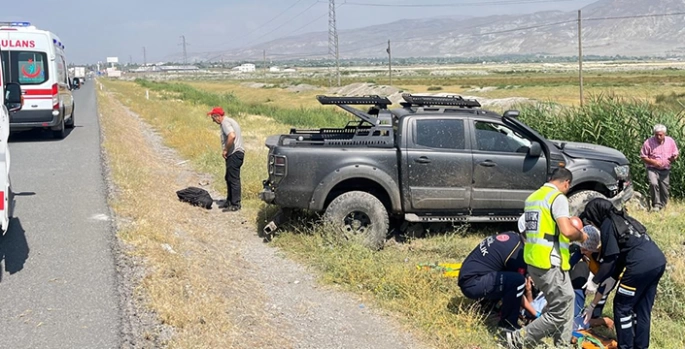Erzincan'da devrilen kamyonetteki 3 kişi yaralandı