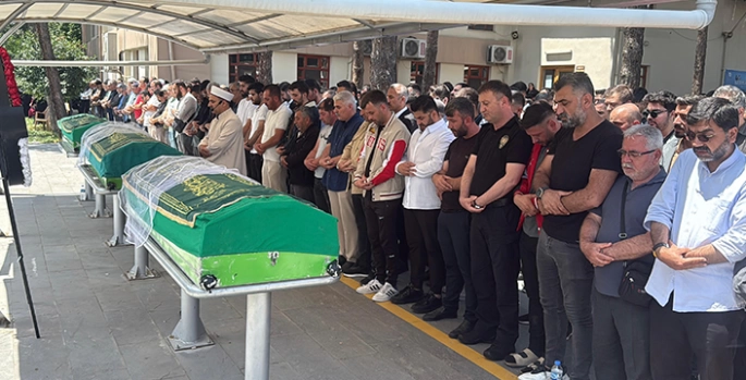 Erzincan’da hafif ticari araç ile motosiklet çarpıştı 2 kişi öldü 1 kişi yaralandı