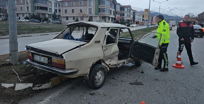 Erzincan'da hafif ticari araç ile otomobil çarpıştı 3 kişi yaralandı