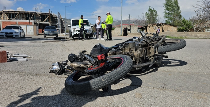 Erzincan'da hafif ticari araçla çarpışan motosikletin sürücüsü öldü
