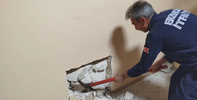 Erzincan'da havalandırma boşluğuna düşen kediyi itfaiye ekipleri kurtardı