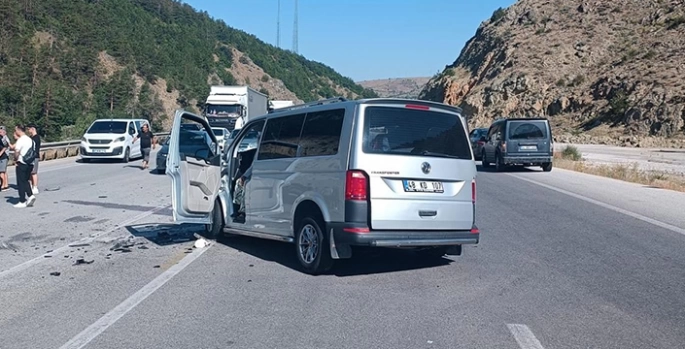 Erzincan'da iki aracın çarpıştığı kazada 1 çocuk öldü 9 kişi yaralandı
