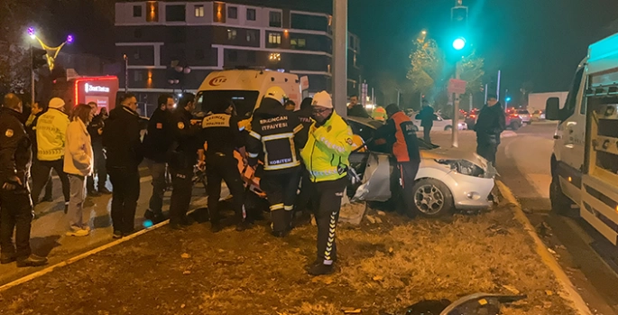 Erzincan’da kaza yapan araçta sıkışan sürücüyü itfaiye ekipleri kurtardı