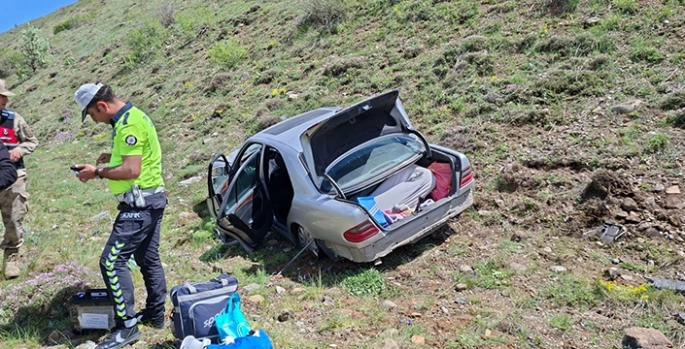 Erzincan’da şarampole devrilen otomobildeki 2 kişi yaralandı