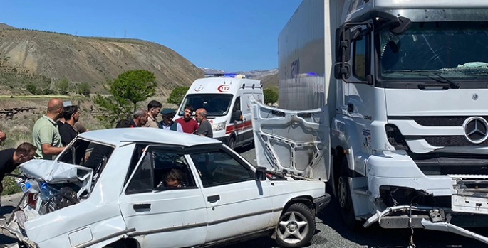 Erzincan'da tır ile otomobil çarpıştı, 2 kişi yaralandı