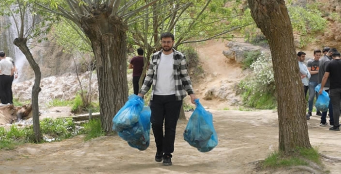 Erzincan'da üniversite öğrencileri, manevi rehberlerle Girlevik Şelalesi çevresini temizledi