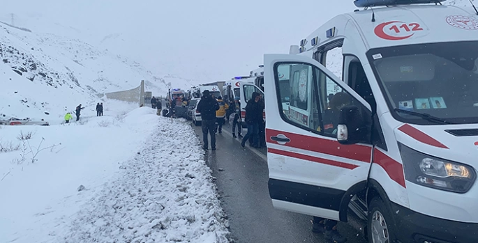 Erzincan'da yolcu otobüsü şarampole devrildi