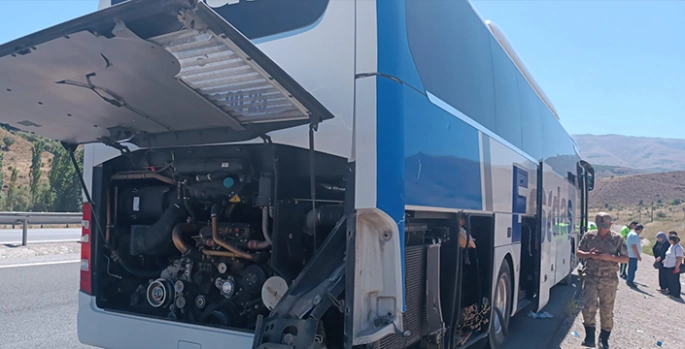 Erzincan'da yoldan çıkan yolcu otobüsündeki 5 kişi yaralandı