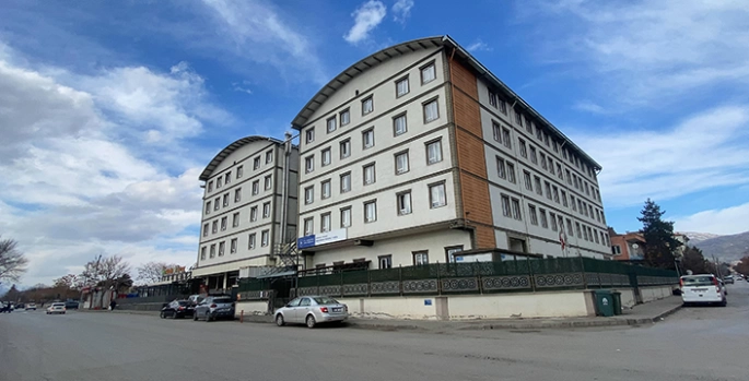 Erzincan’da yüksekten düşen işçi ağır yaralandı