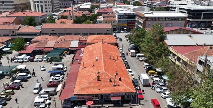 Erzincan'daki yangında zarar gören dükkan çatıları onarıldı