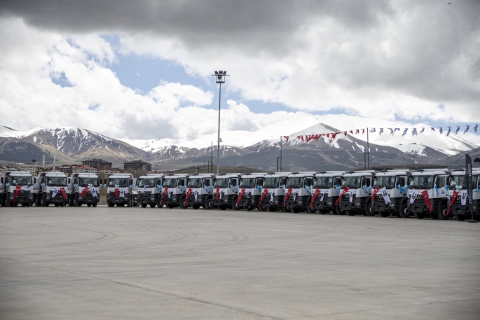 Erzurum Büyükşehir Belediyesi filosuna kattığı yaklaşık 750 milyon liralık 115 aracı tanıttı