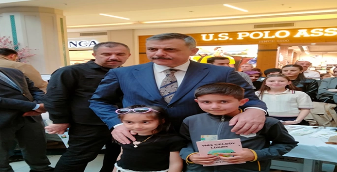 Erzurum'da 120 çocuk yazdıkları ilk kitaplarını imzalarıyla tanıttı
