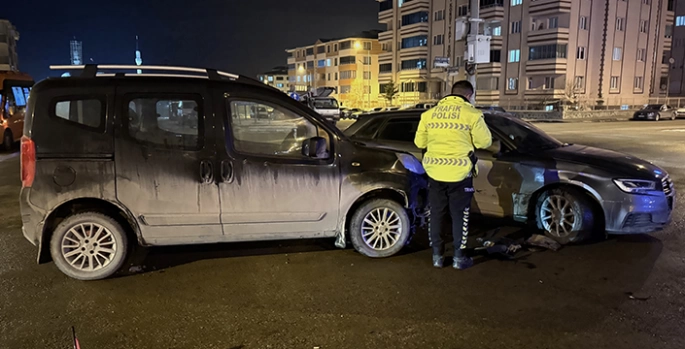 Erzurum'da hafif ticari araç ile otomobilin çarpıştığı kazada 4 kişi yaralandı