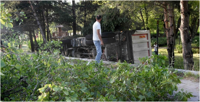 Erzurum'da hafriyat kamyonu devrildi, 2 kişi yaralandı