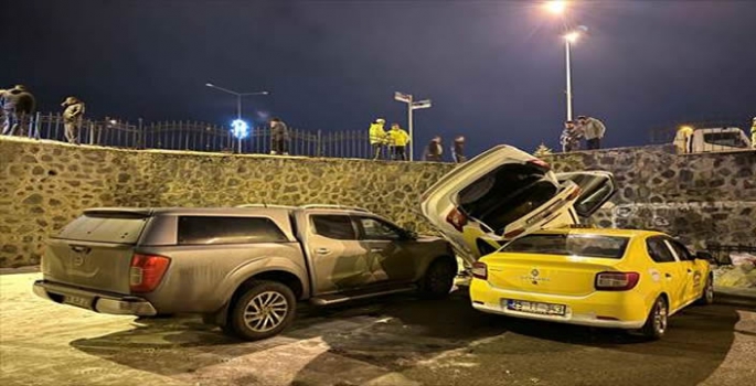 Erzurum'da korkutan kaza: İki otomobil çarpıştı!