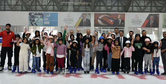 Erzurum'da Kur'an kursuna katılan çocuklar buz pateniyle tanıştı